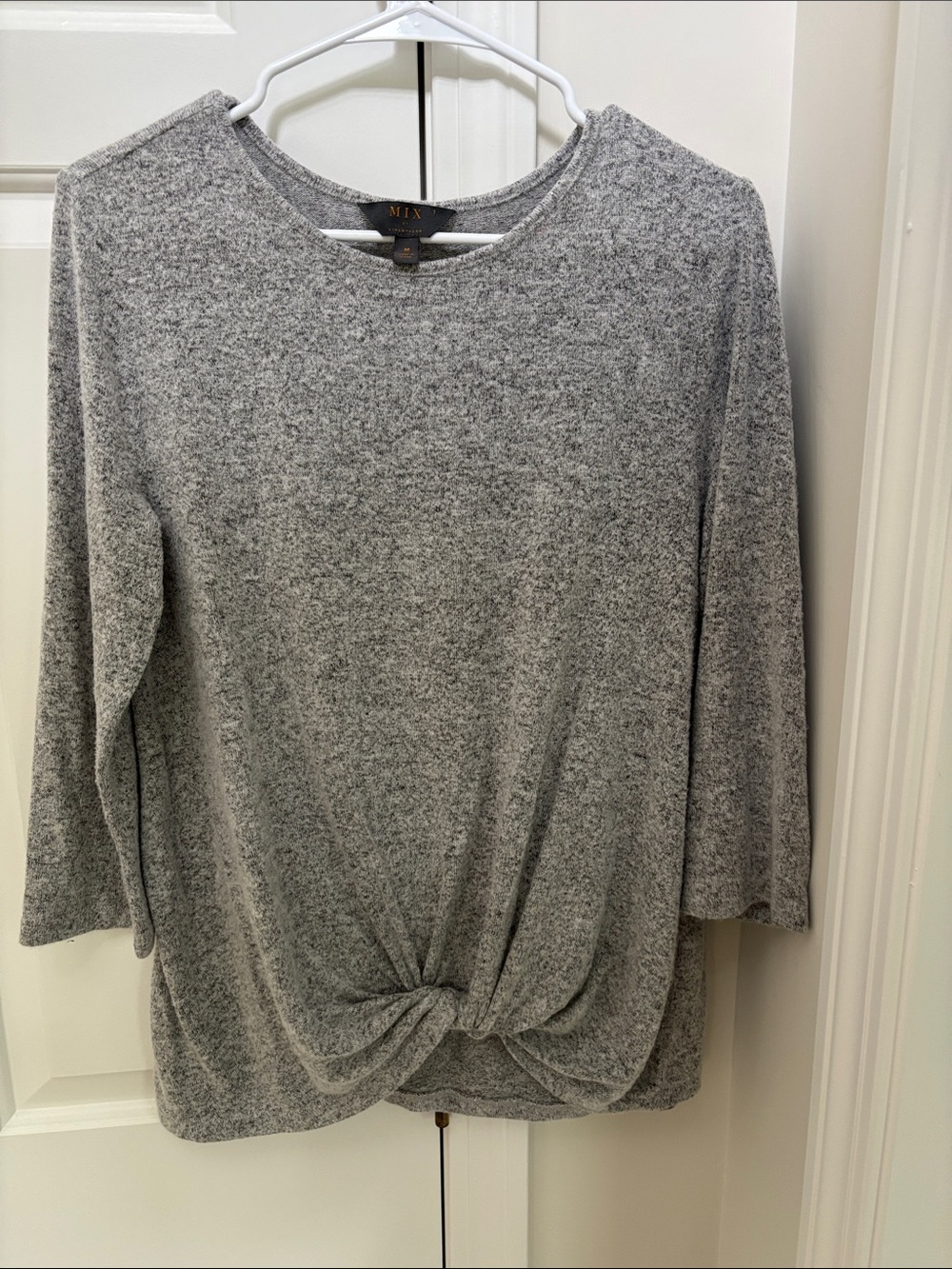 MIX By 41 HAWTHORN Size M. Light Gray Heather Twist-Front 3/4 Sleeve Knit Top